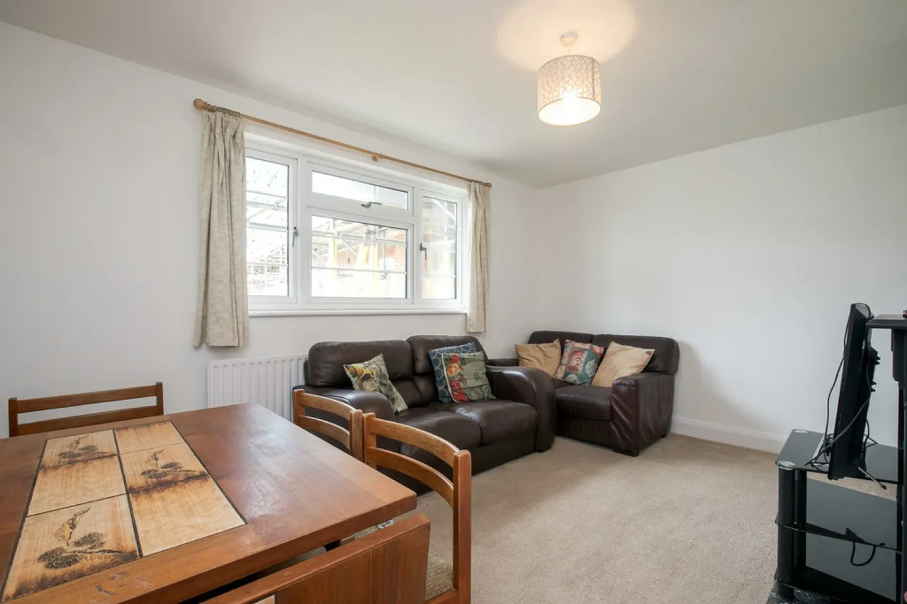 Manor Court, Twickenham, photo 2