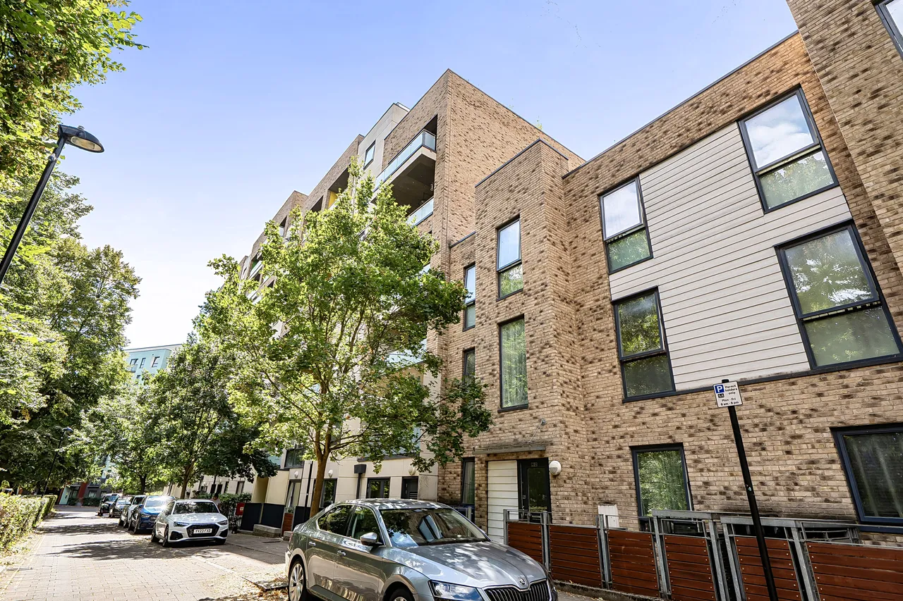 3 bed flat to rent — Flat 5, Wyatt Court, All Saints Road, London