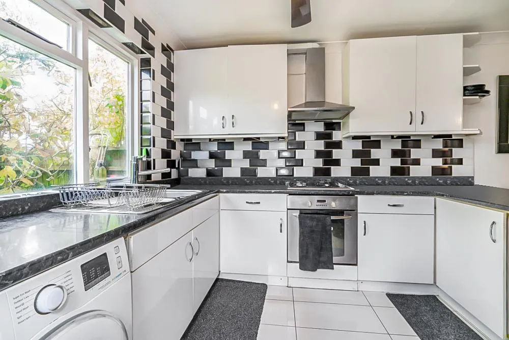 Queens Avenue, Stanmore, HA7, photo 2