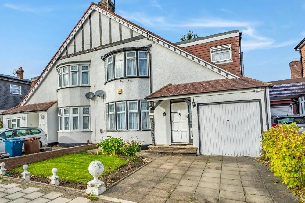 4 bed house for sale, Queens Avenue, Stanmore, HA7