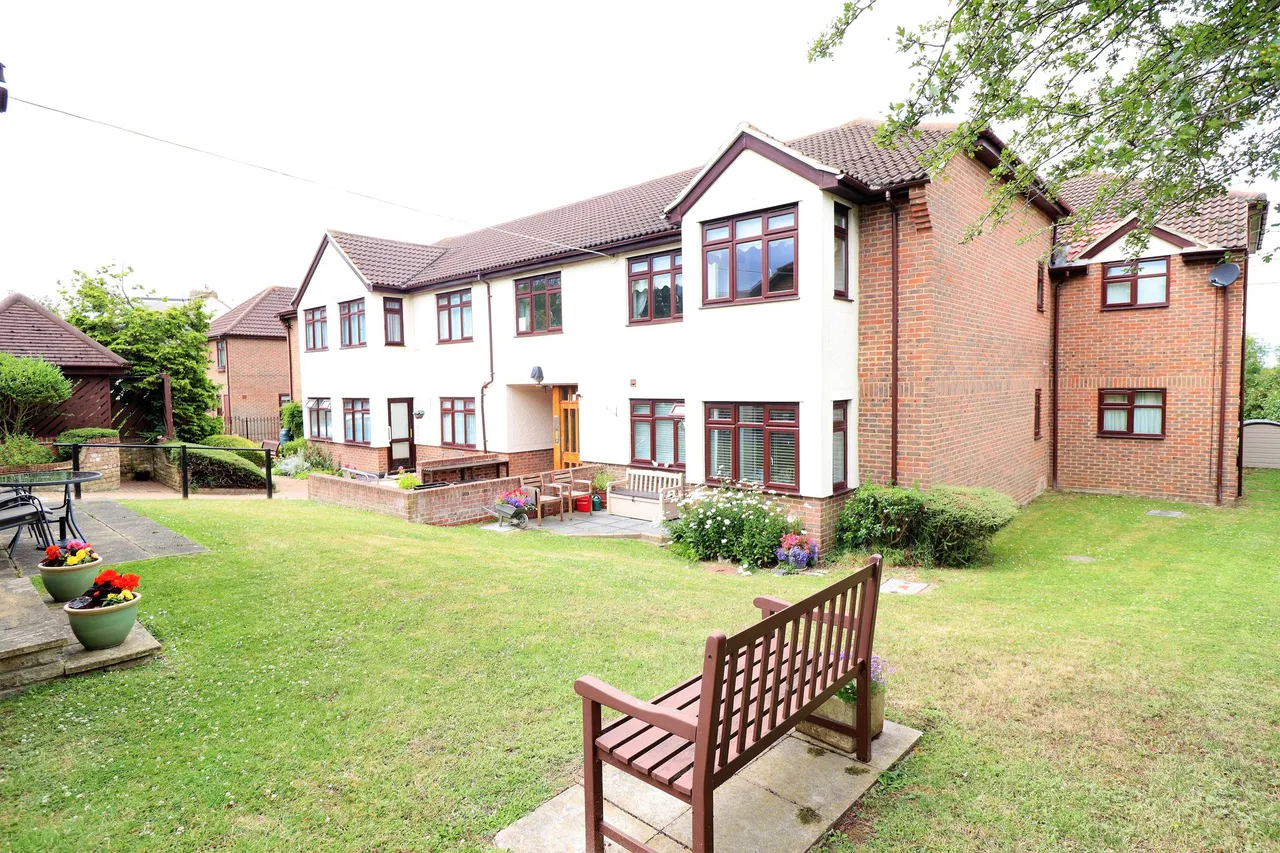 2 bed flat for sale — Sheriton Square, Rayleigh, Essex, SS6 9LL