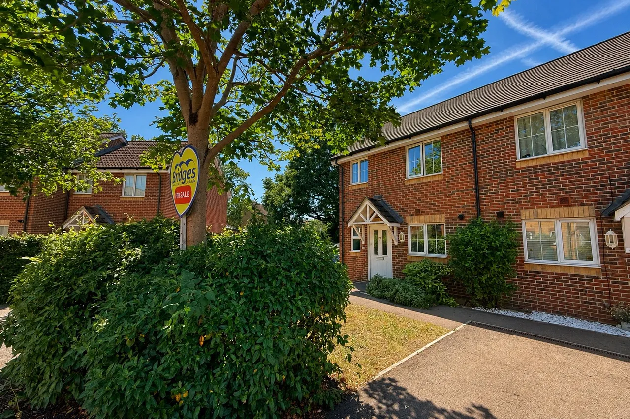 2 bed house for sale — Maple Avenue, Farnborough, Hampshire, GU14 9UR