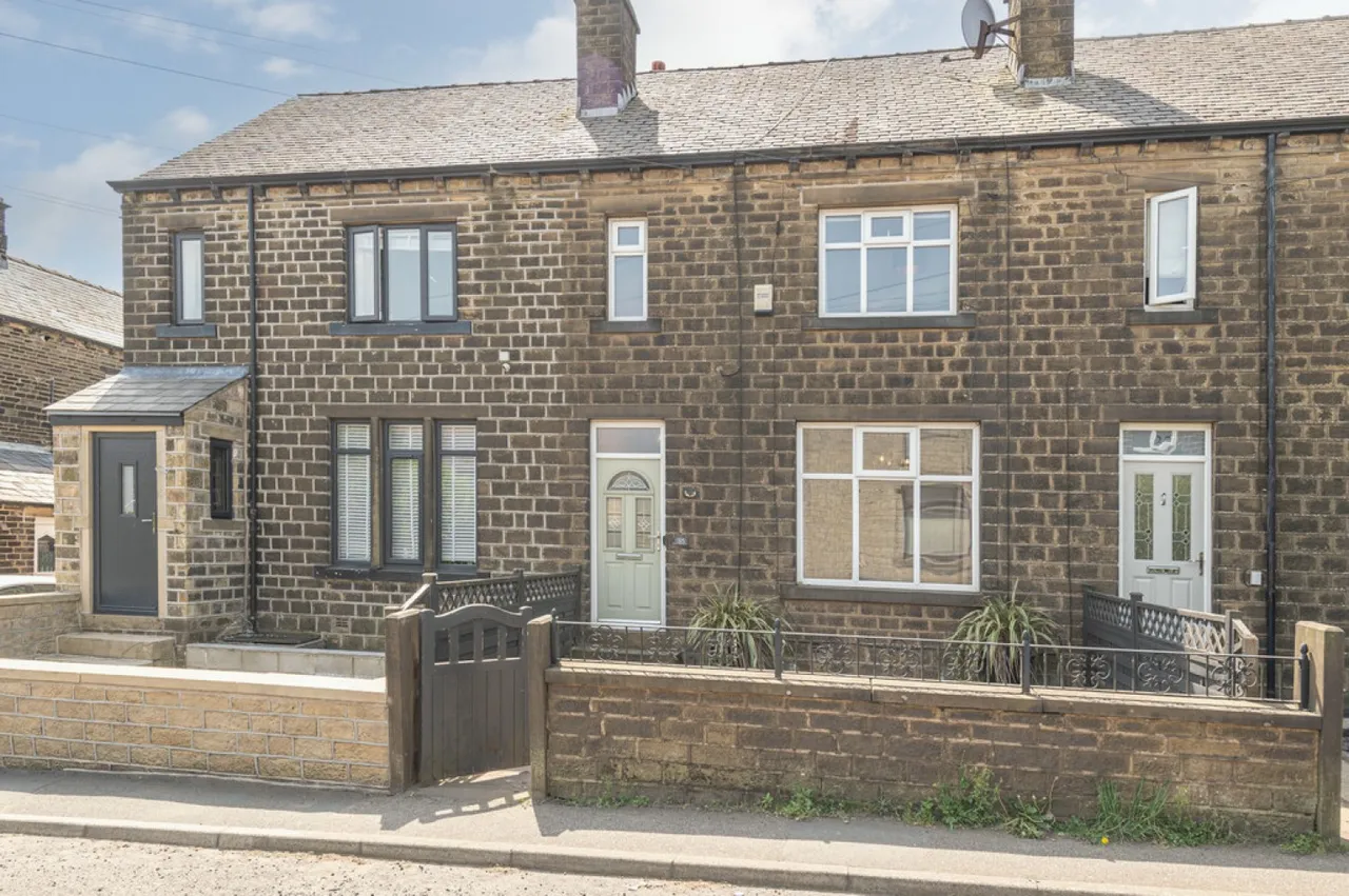 3 bed house for sale — Swallow Lane, Golcar