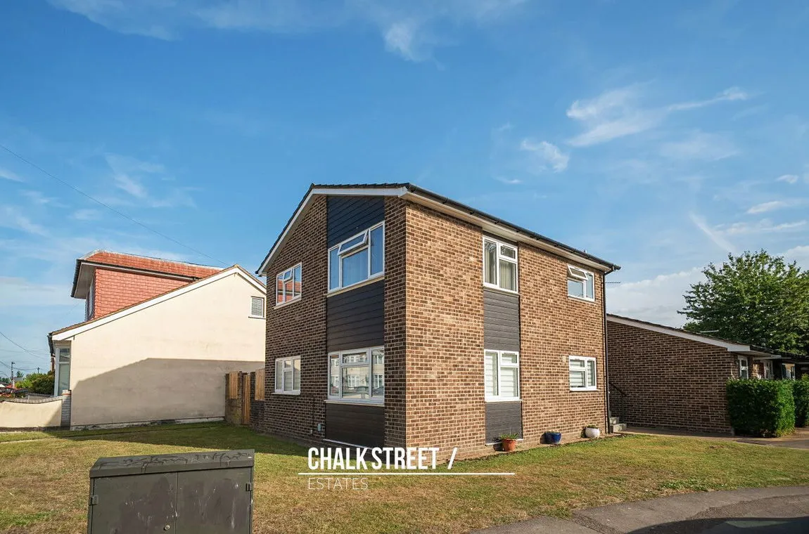 1 bed flat for sale — Blandford Close, Romford, RM7 8BP