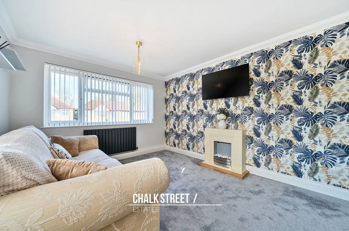 Blandford Close, Romford, RM7 8BP, photo 2