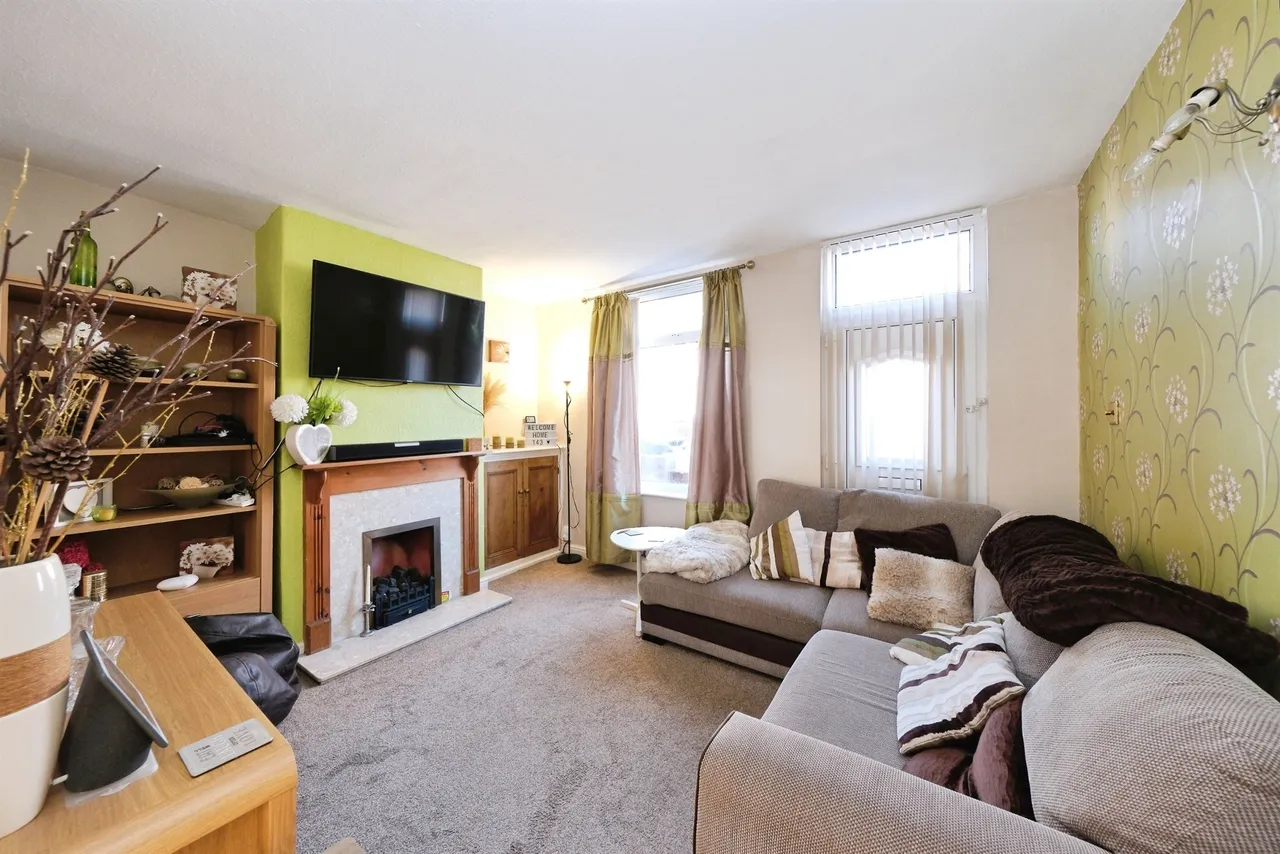 London Street, New Whittington, S43, photo 3