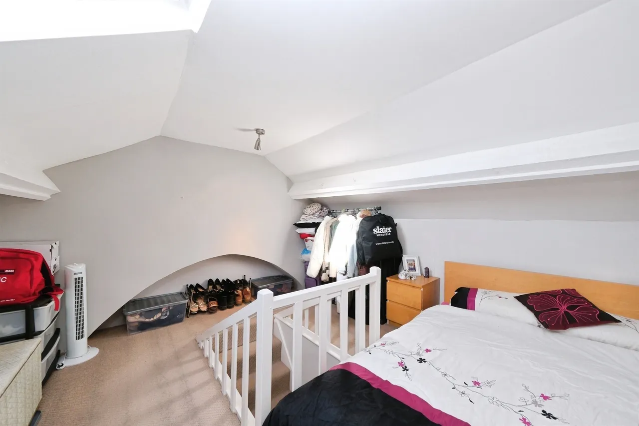 London Street, New Whittington, S43, photo 11