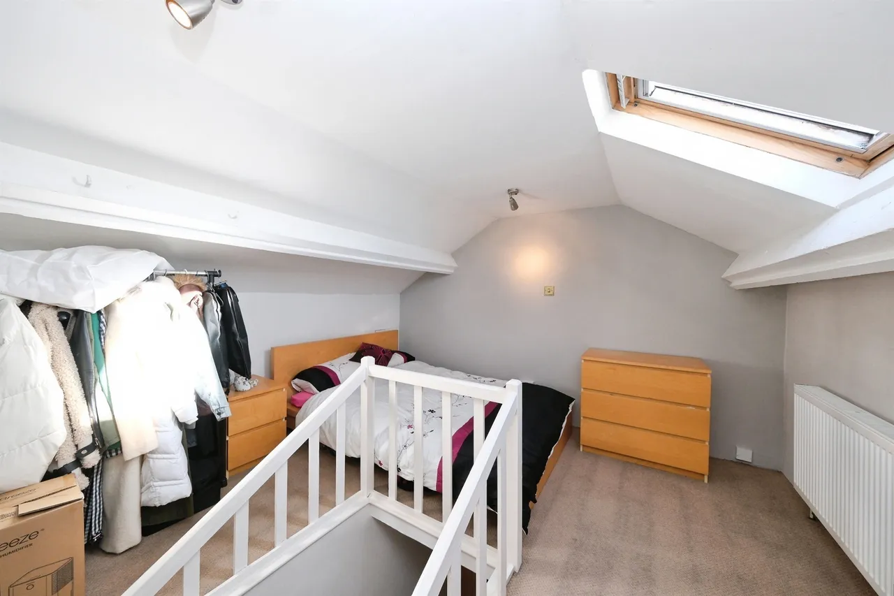 London Street, New Whittington, S43, photo 10