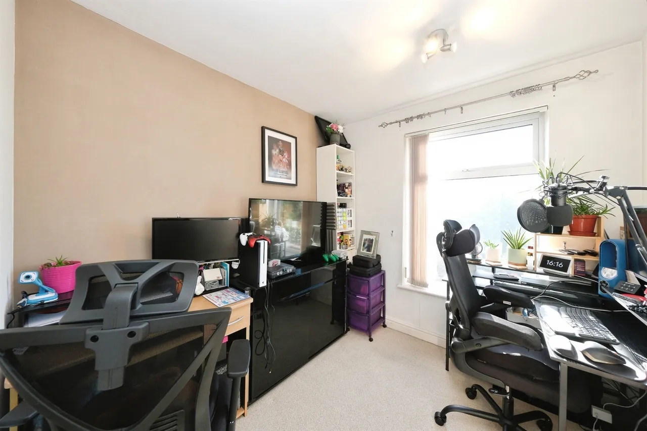 London Street, New Whittington, S43, photo 8