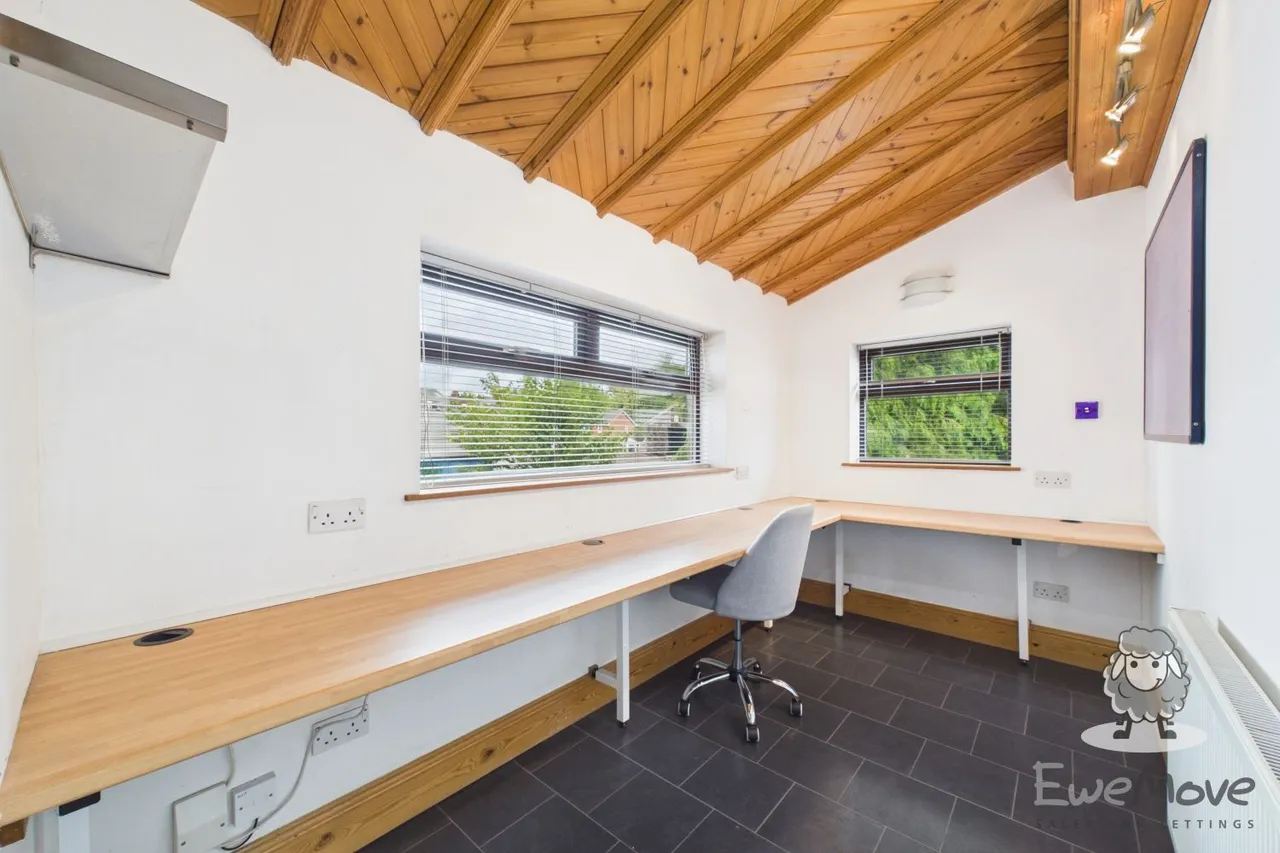 Cowley Hill Lane, St. Helens, WA10, photo 17