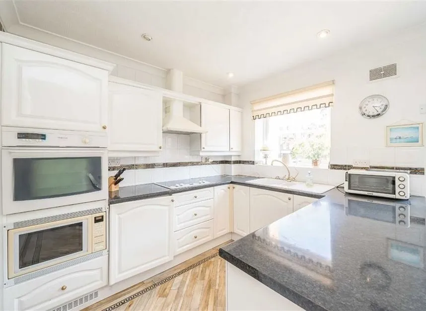 Colnebridge Close, Staines-Upon-Thames, TW18, photo 4