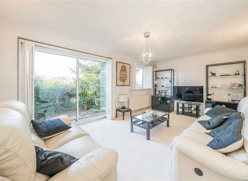 Colnebridge Close, Staines-Upon-Thames, TW18, photo 3