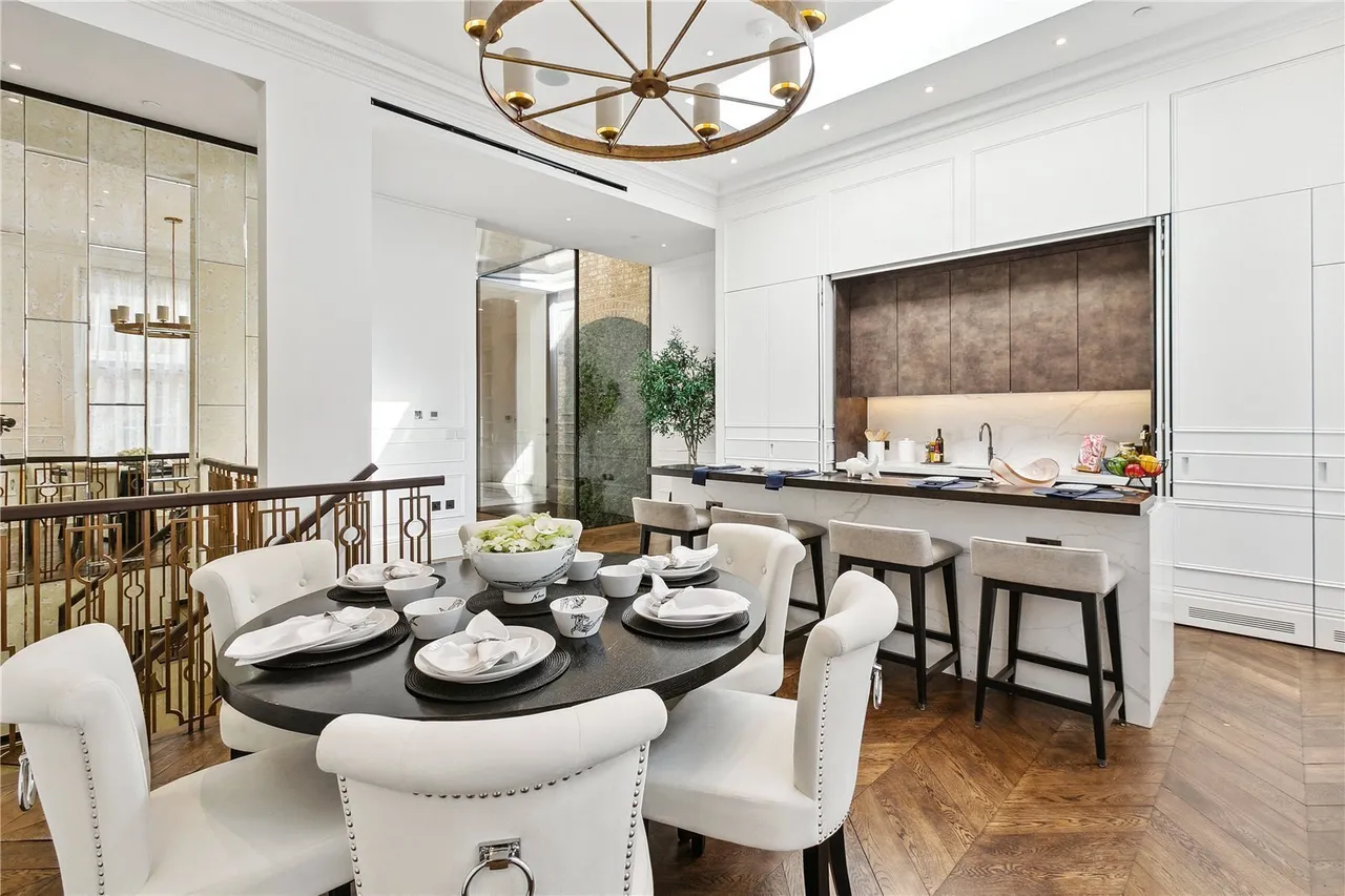 3 bed flat to rent, Vicarage Gate, Kensington, W8