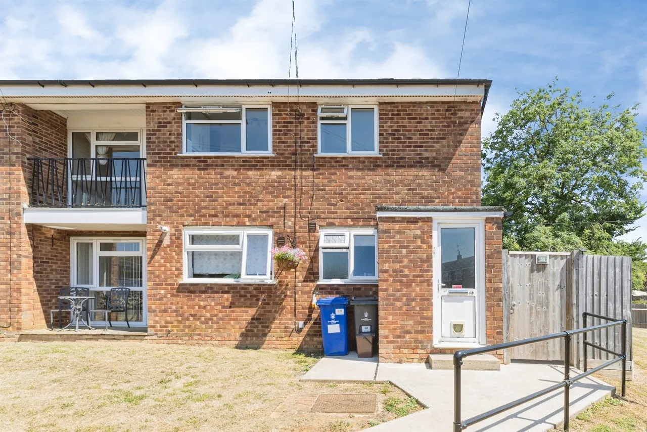 2 bed flat for sale, North Way, Deanshanger, MK19