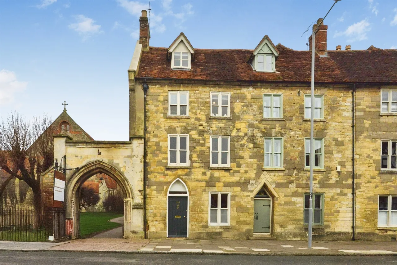 4 bed house for sale, High Street, Stony Stratford, MK11