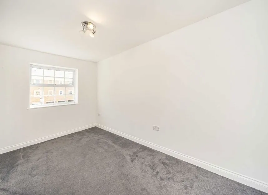 International Way, Sunbury-On-Thames, TW16, photo 6