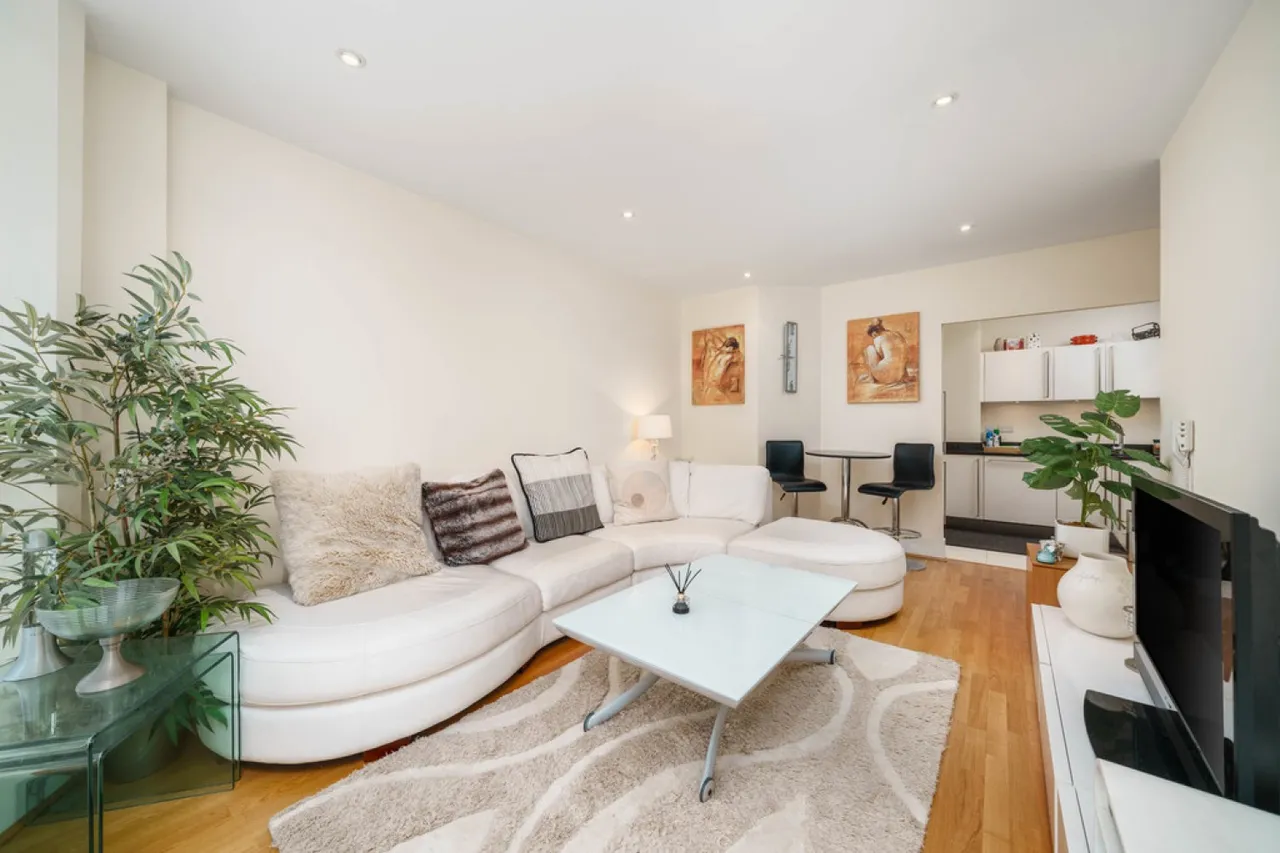 2 bed flat for sale — Baltimore House, Battersea Reach