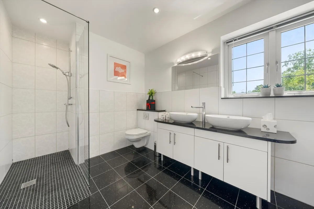 Queensgate, Cobham, KT11, photo 17