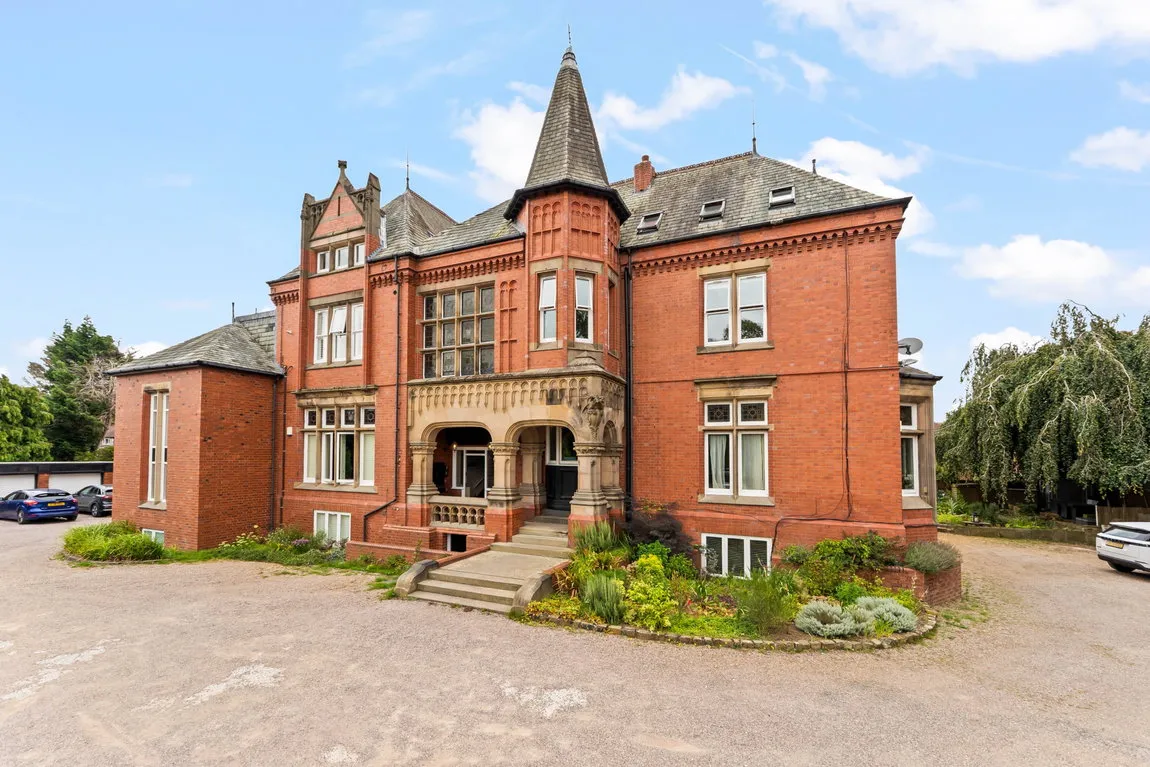 2 bed flat for sale — Washway Road, Sale, M33 4BP