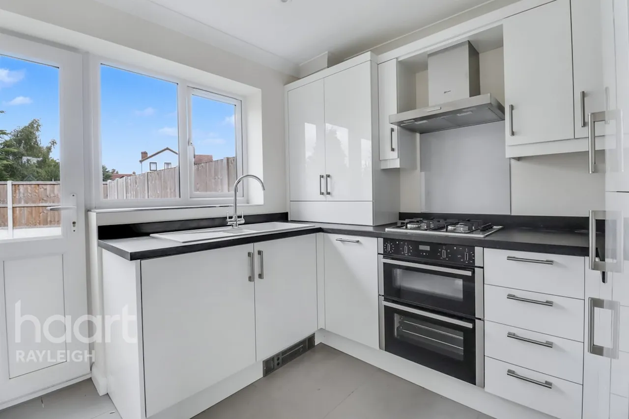 Fairview Crescent, Rayleigh, SS6, photo 2