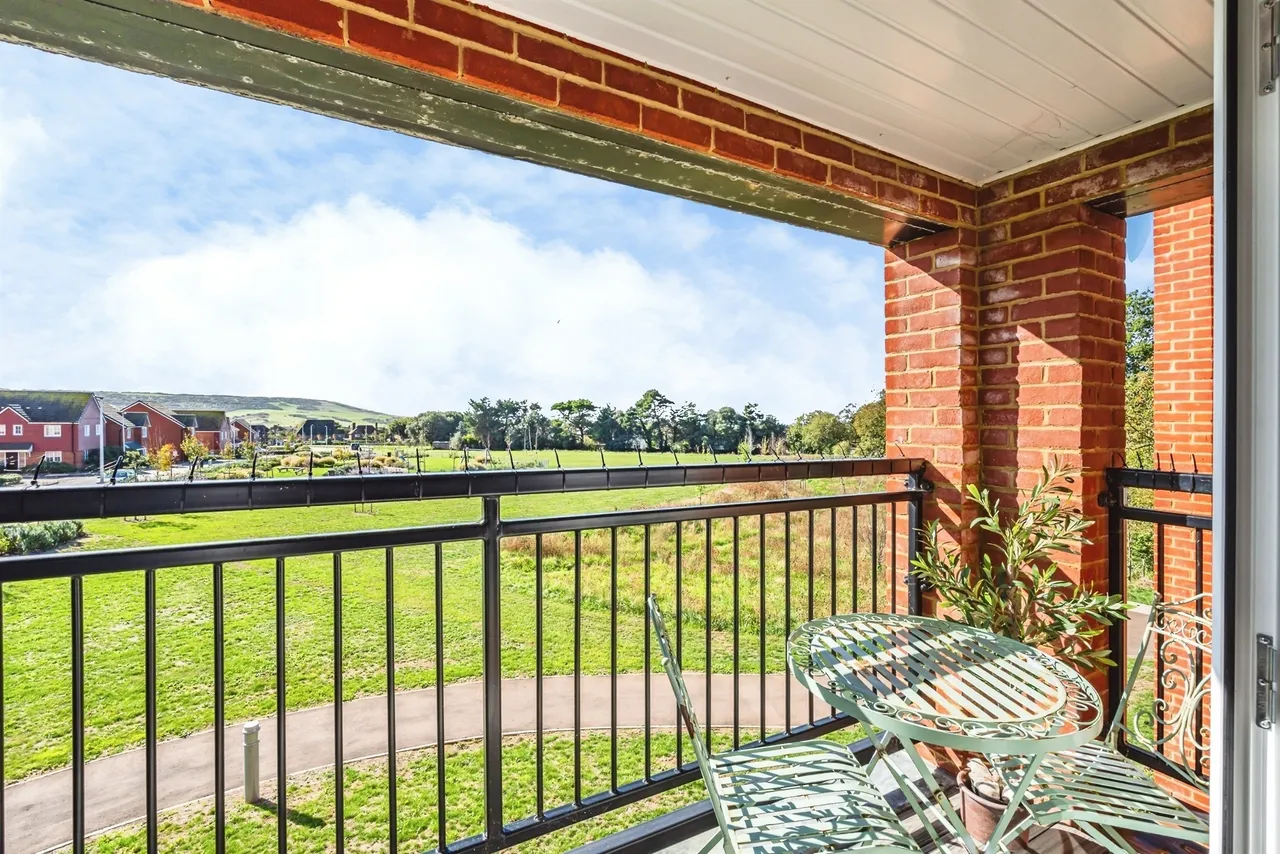 Newlands Place, Seaford, BN25, photo 2