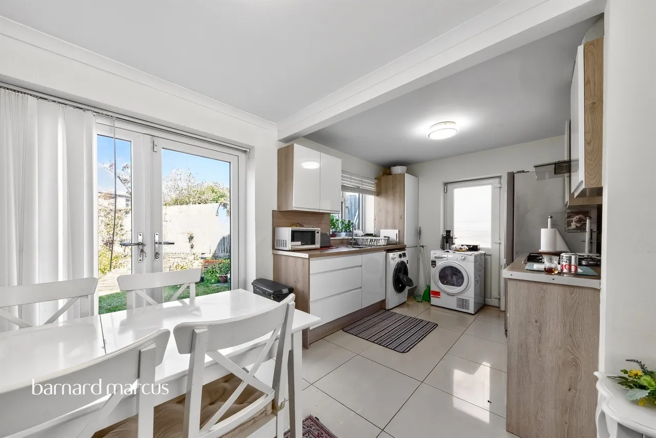 Woodside Lane, London, N12, photo 2