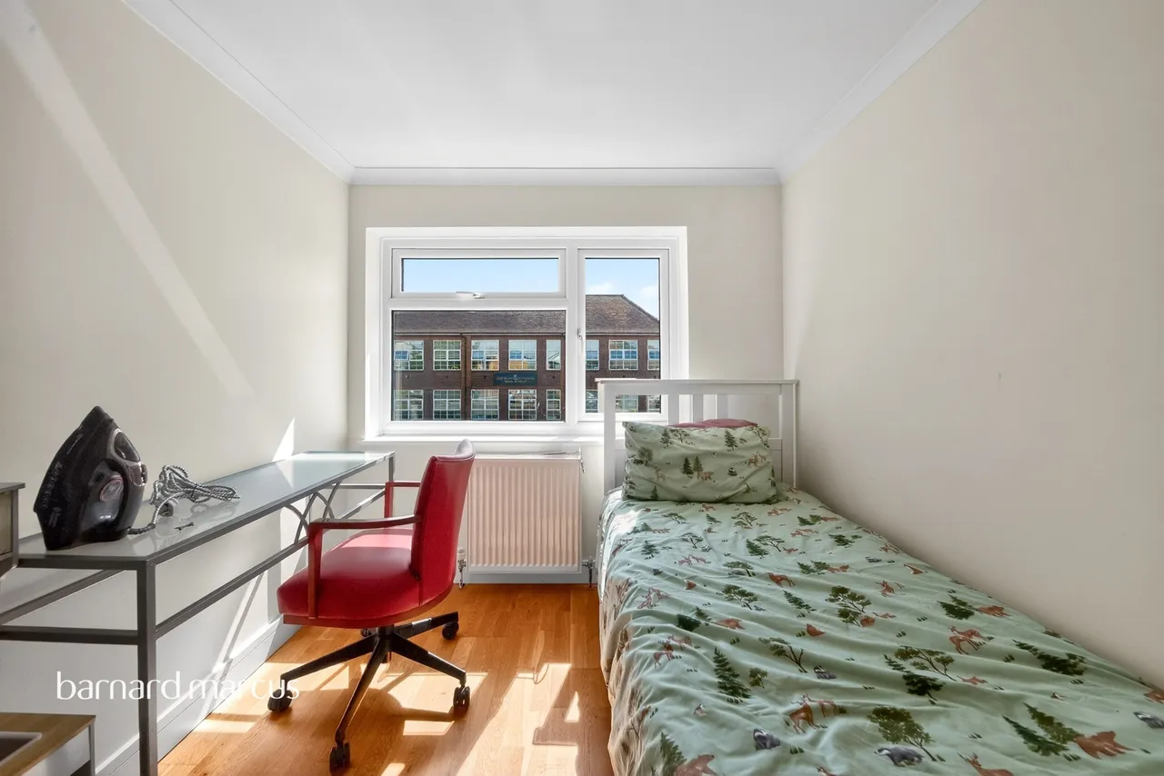 Woodside Lane, London, N12, photo 13