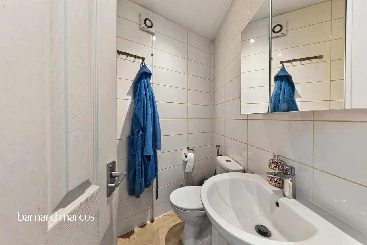 Woodside Lane, London, N12, photo 12