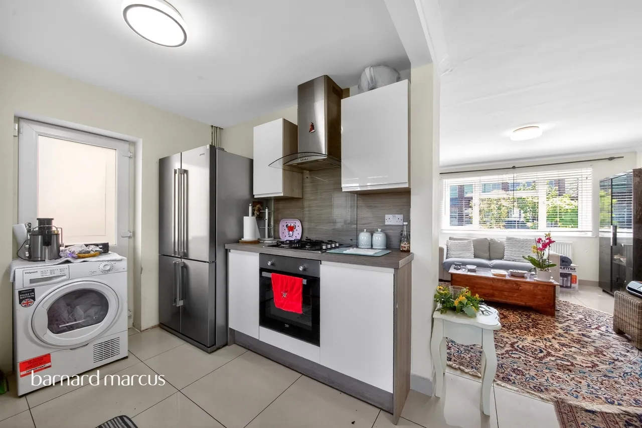 Woodside Lane, London, N12, photo 16