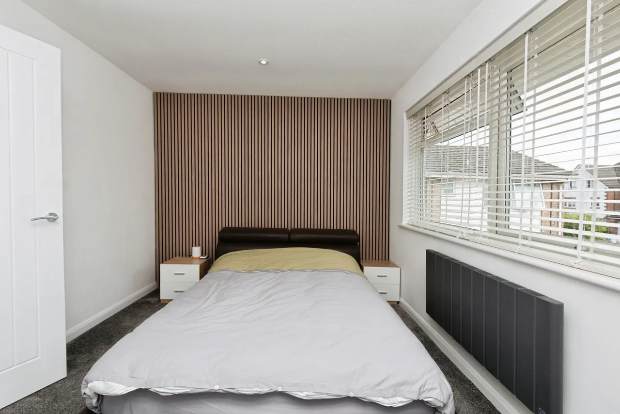 Highclere Court, Woking, GU21, photo 4