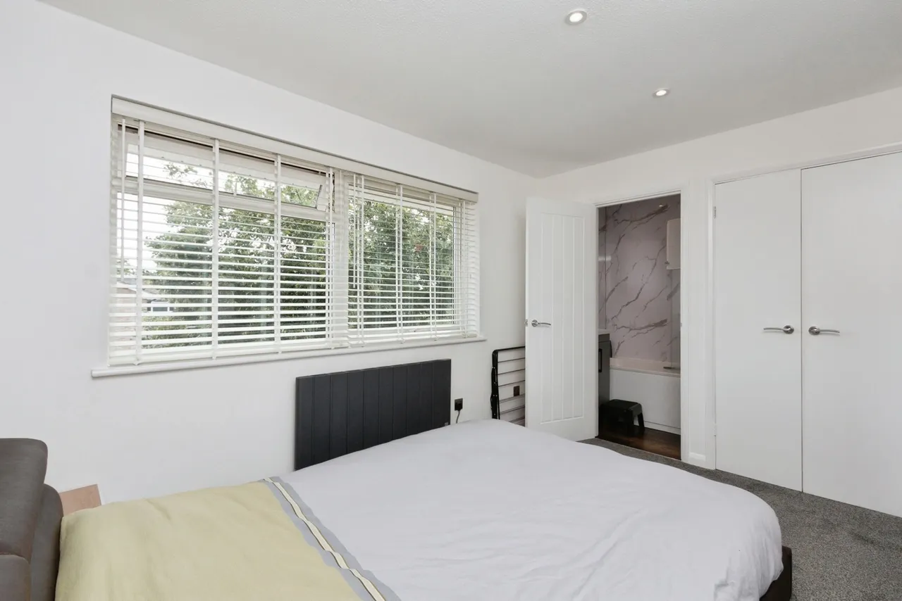Highclere Court, Woking, GU21, photo 5