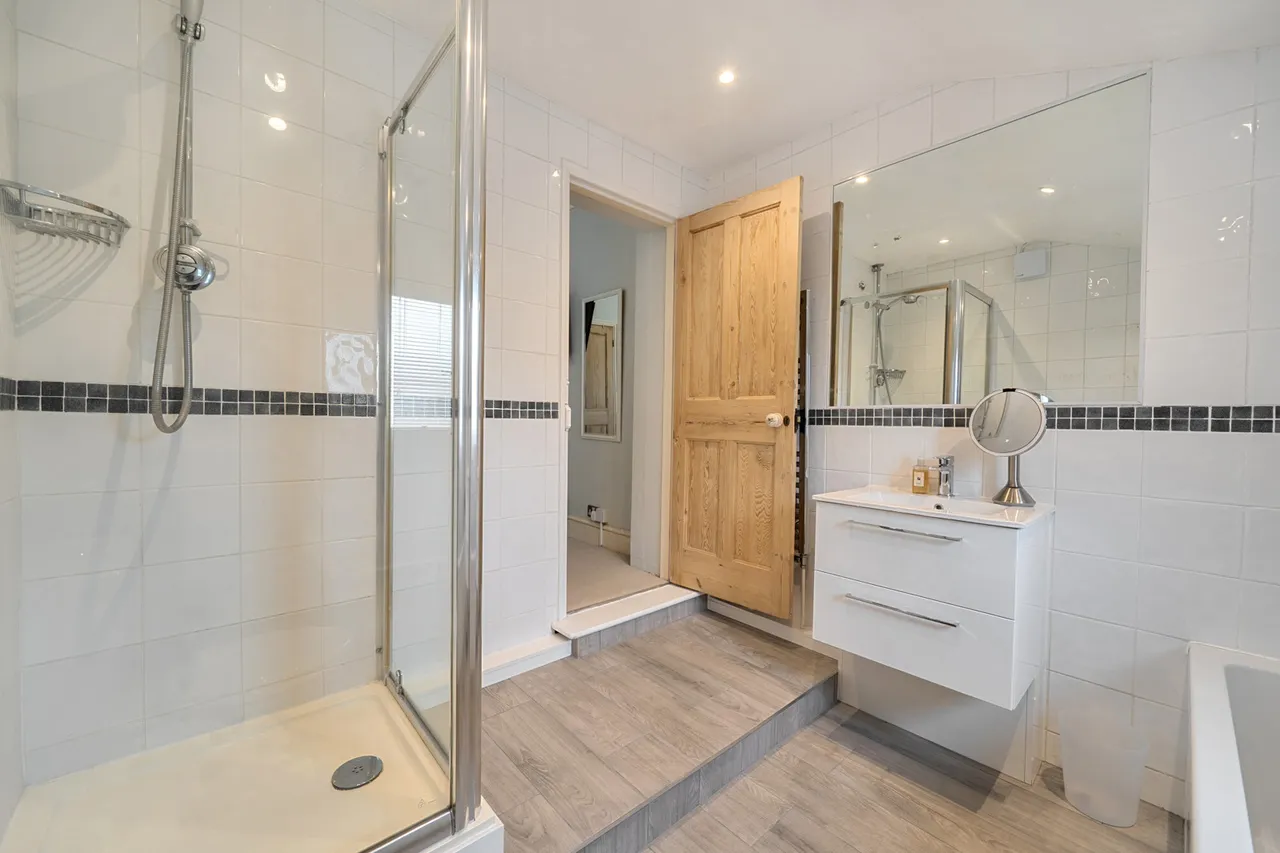High Street, Northwood, HA6, photo 19