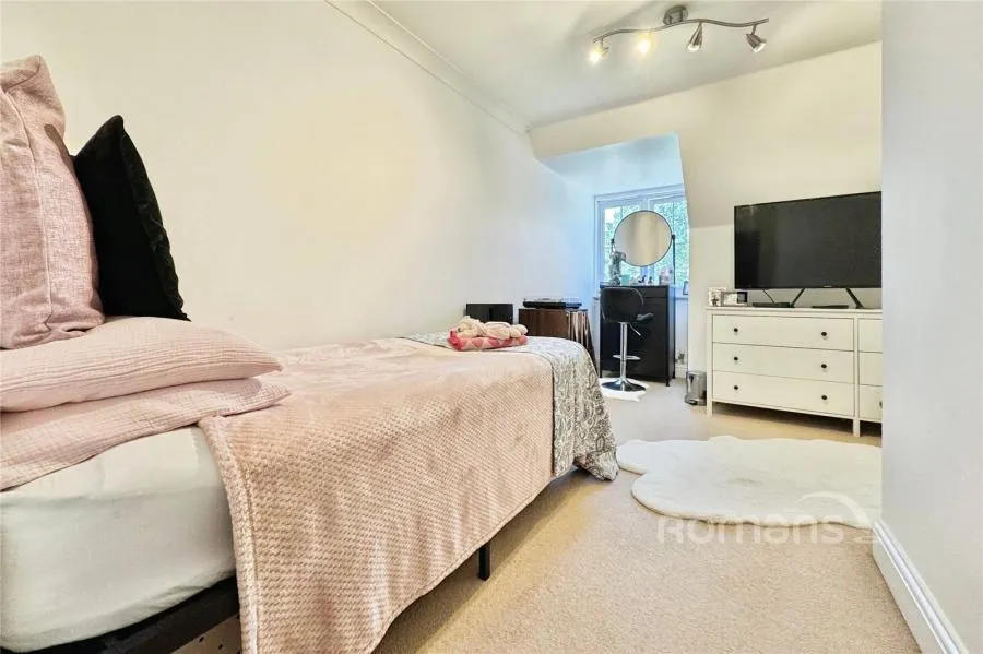 Alford Close, Sandhurst, GU47, photo 13