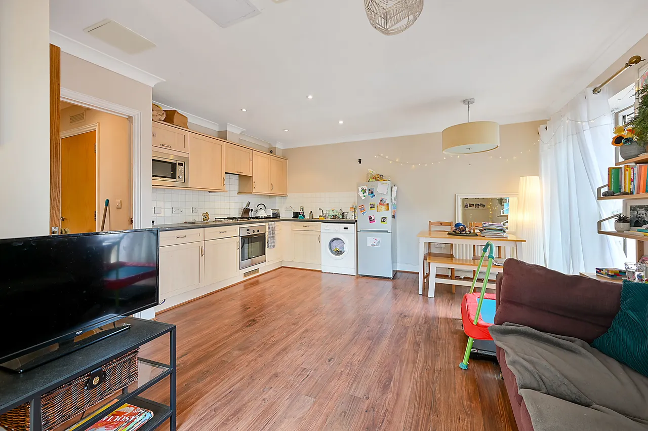 2 bed flat to rent — 10 Pyramid Court, 99 Hawks Road, Kingston upon Thames