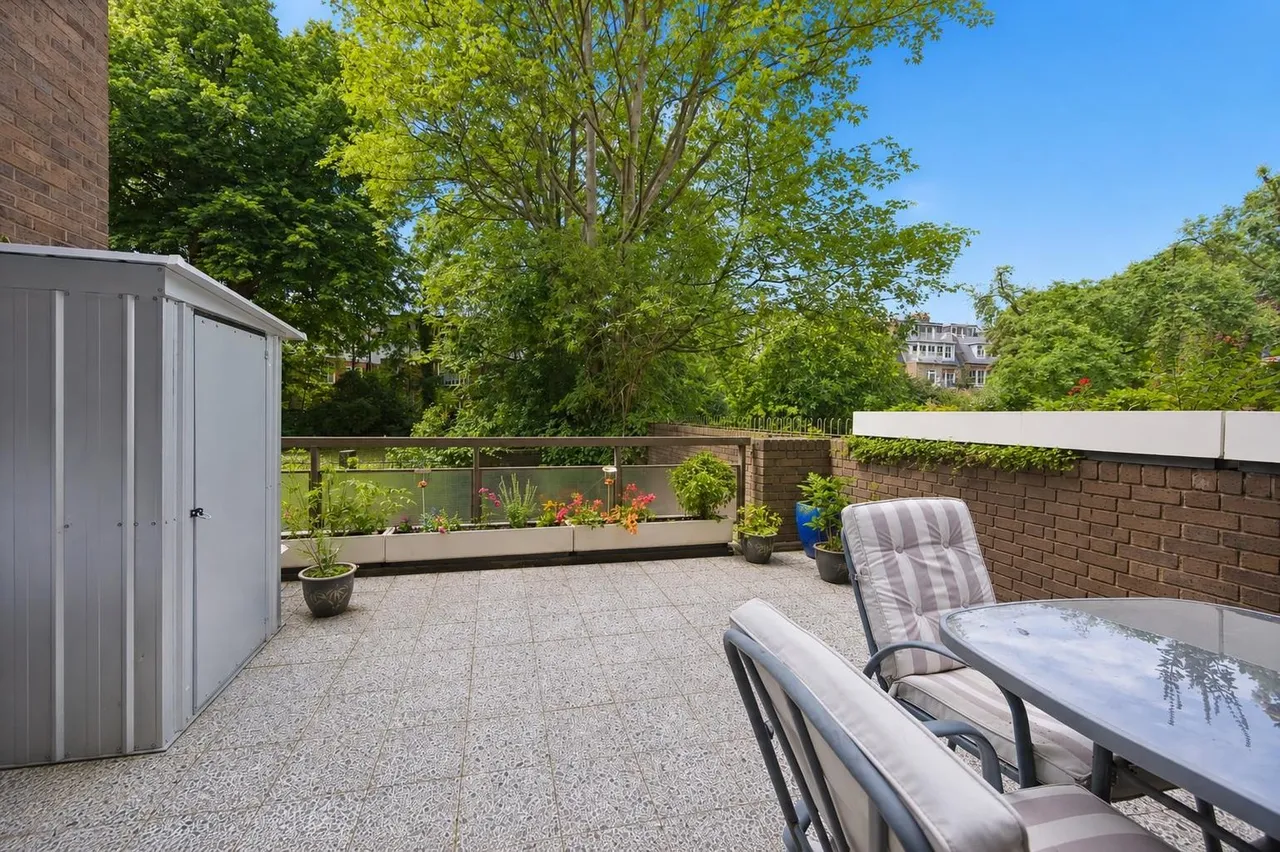 3 bed flat for sale — Belsize Grove, London NW3 4XE