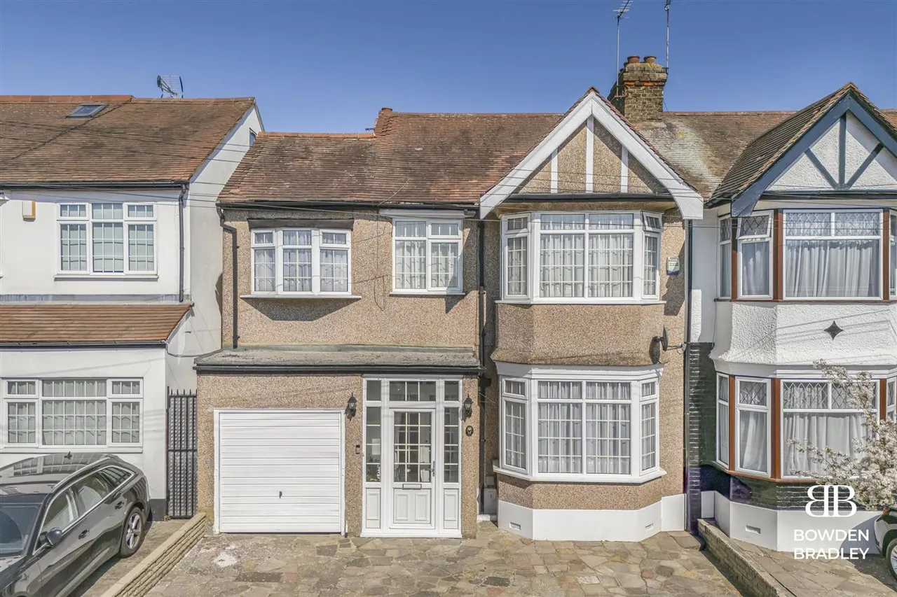 4 bed house for sale — Queenborough Gardens, Ilford, IG2