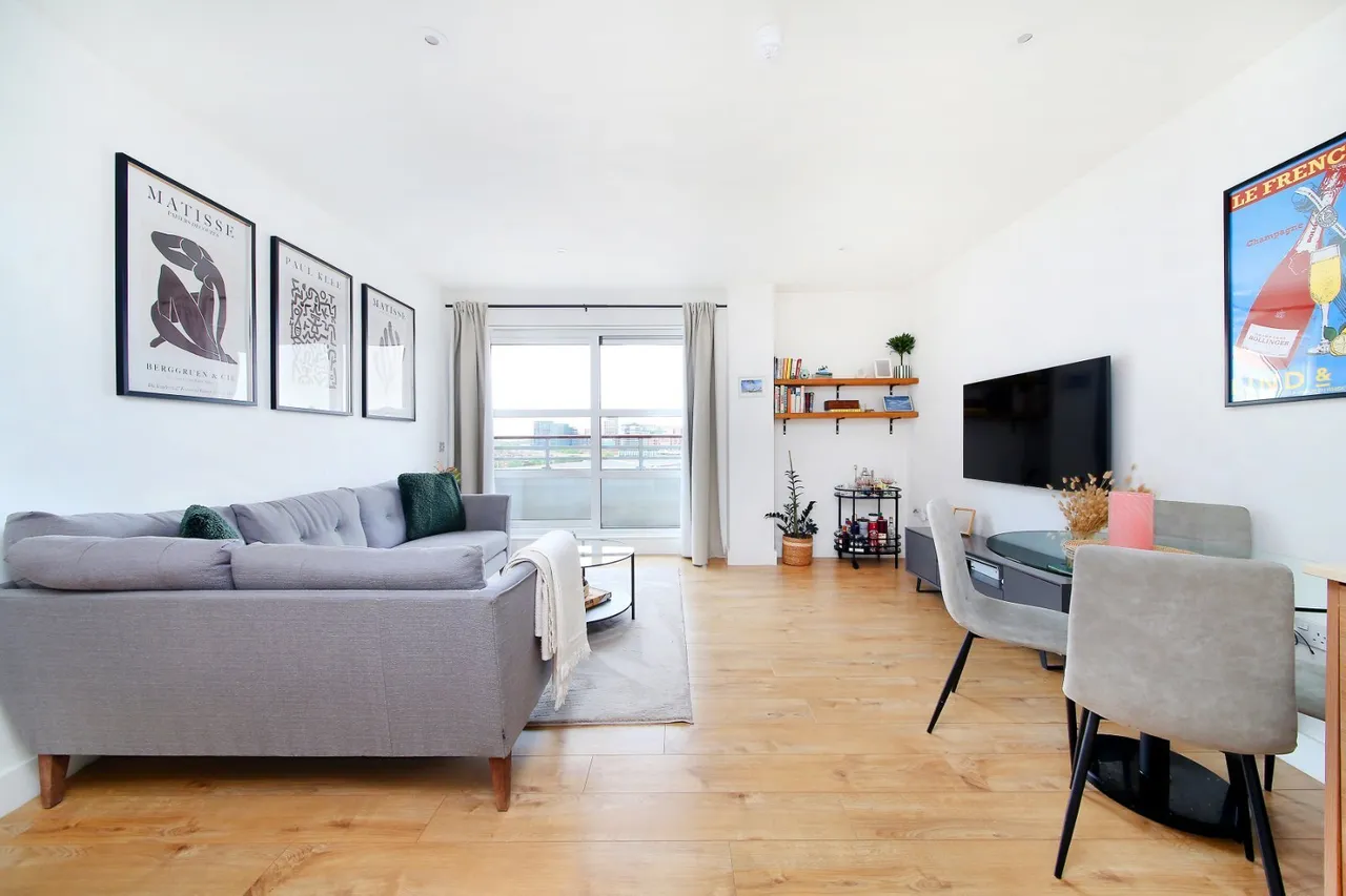 2 bed flat for sale, Cornell Square, London, SW8