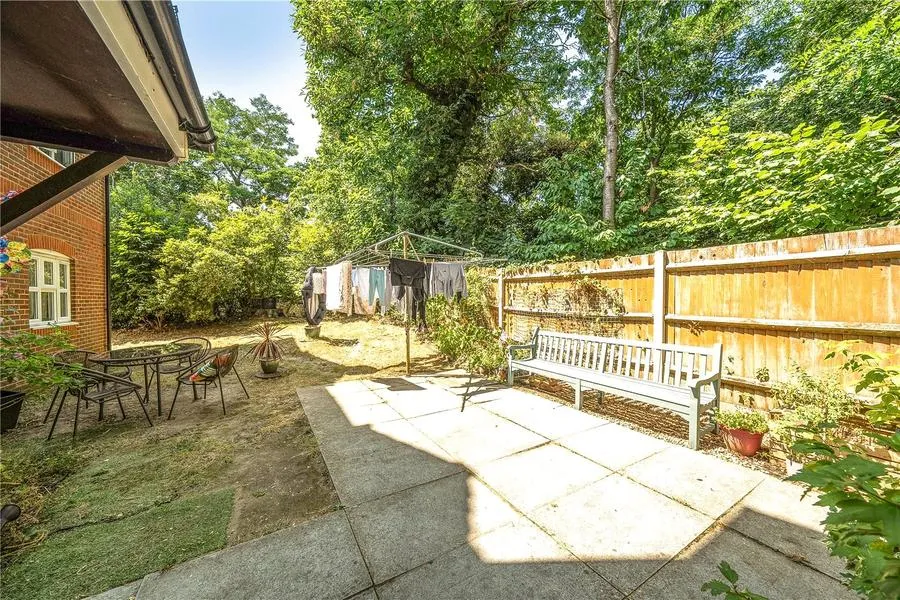 Hanger Court, Knaphill, GU21, photo 13