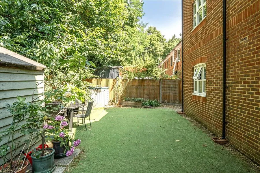 Hanger Court, Knaphill, GU21, photo 12