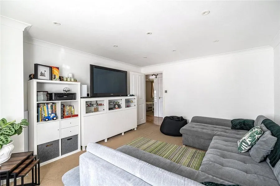 Hanger Court, Knaphill, GU21, photo 3