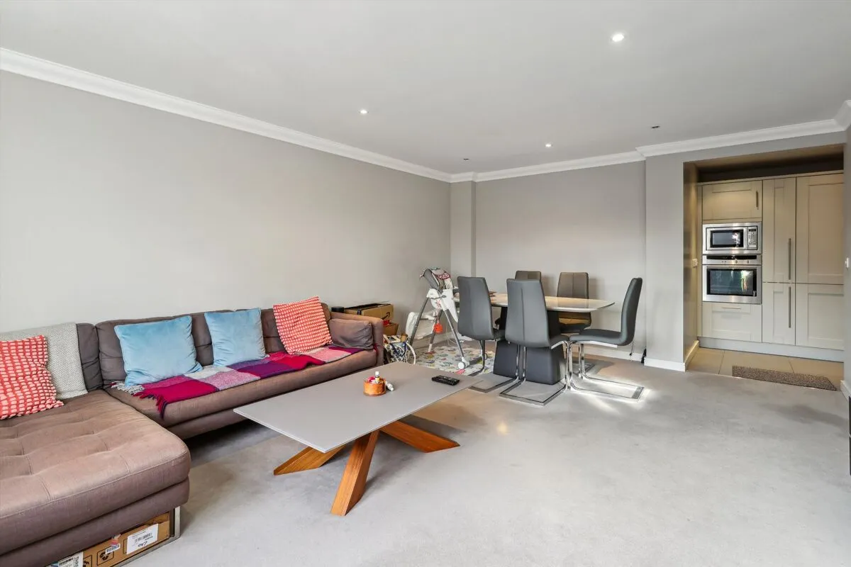 High Street, Esher, KT10, photo 2