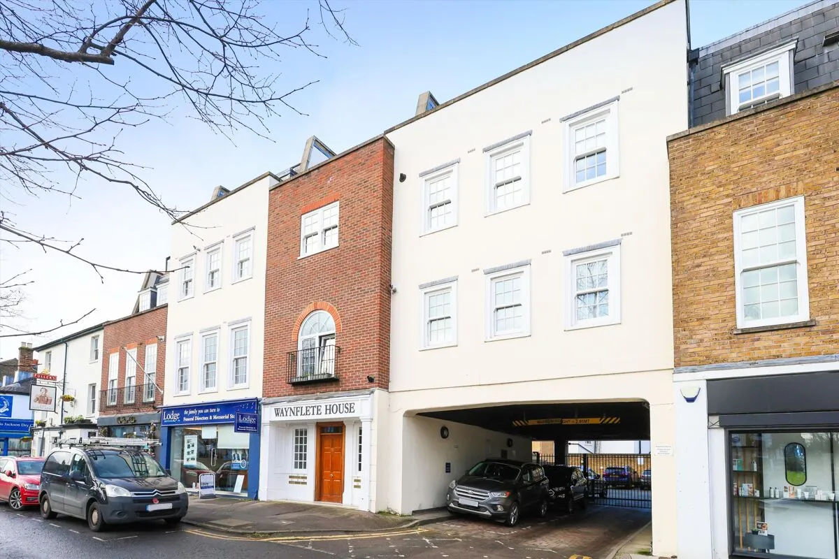 2 bed flat to rent, High Street, Esher, KT10