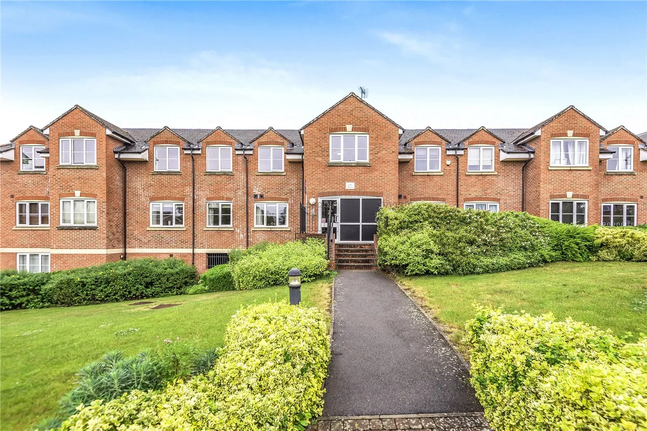 2 bed flat for sale, Bells Hill Green, Stoke Poges, SL2