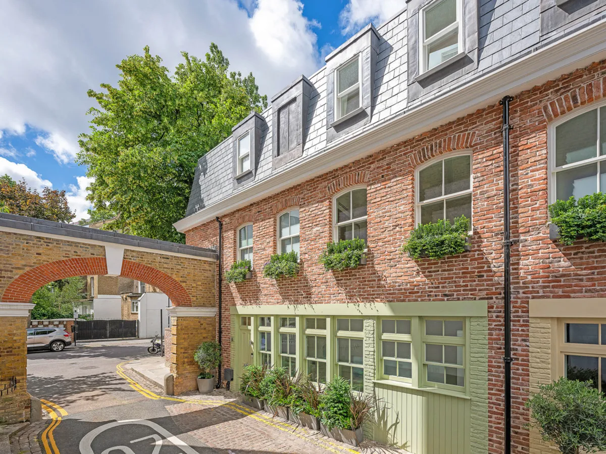 2 bed house to rent, Lexham Mews, London, W8