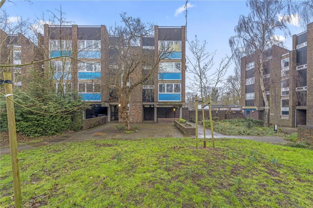 1 bed flat for sale — Milton Court, Twickenham, TW2 5SB