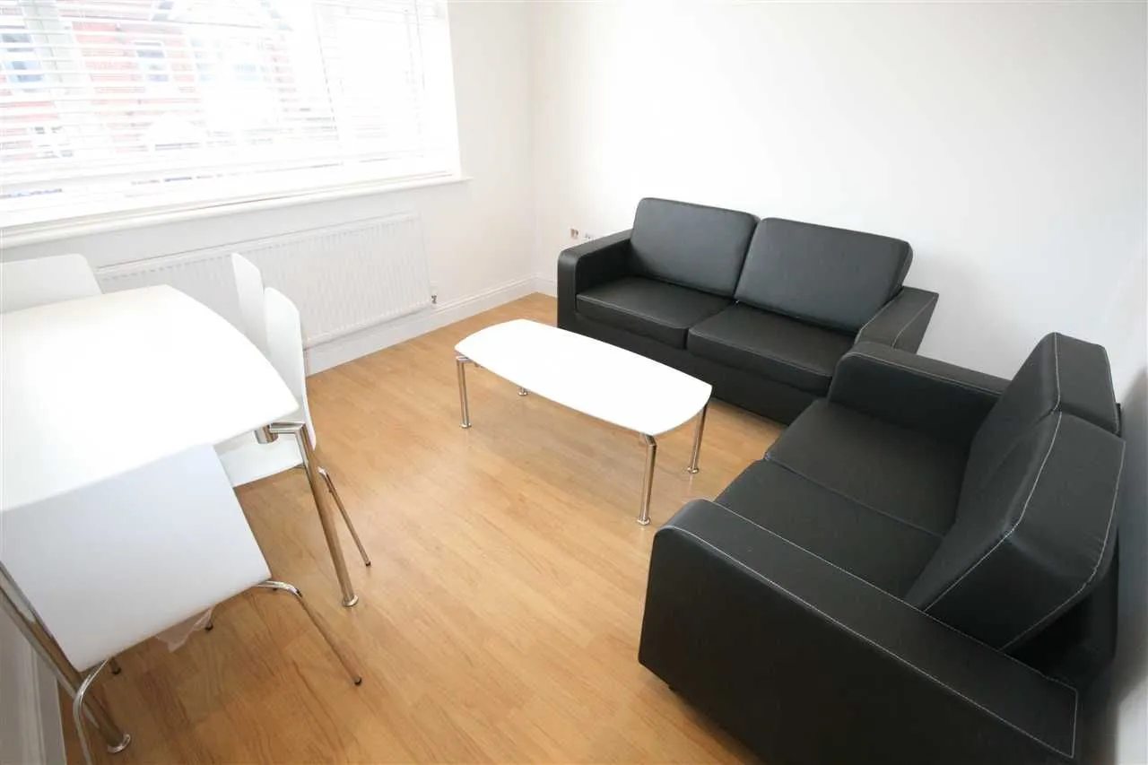 2 bed flat to rent — Hindes Road, Harrow