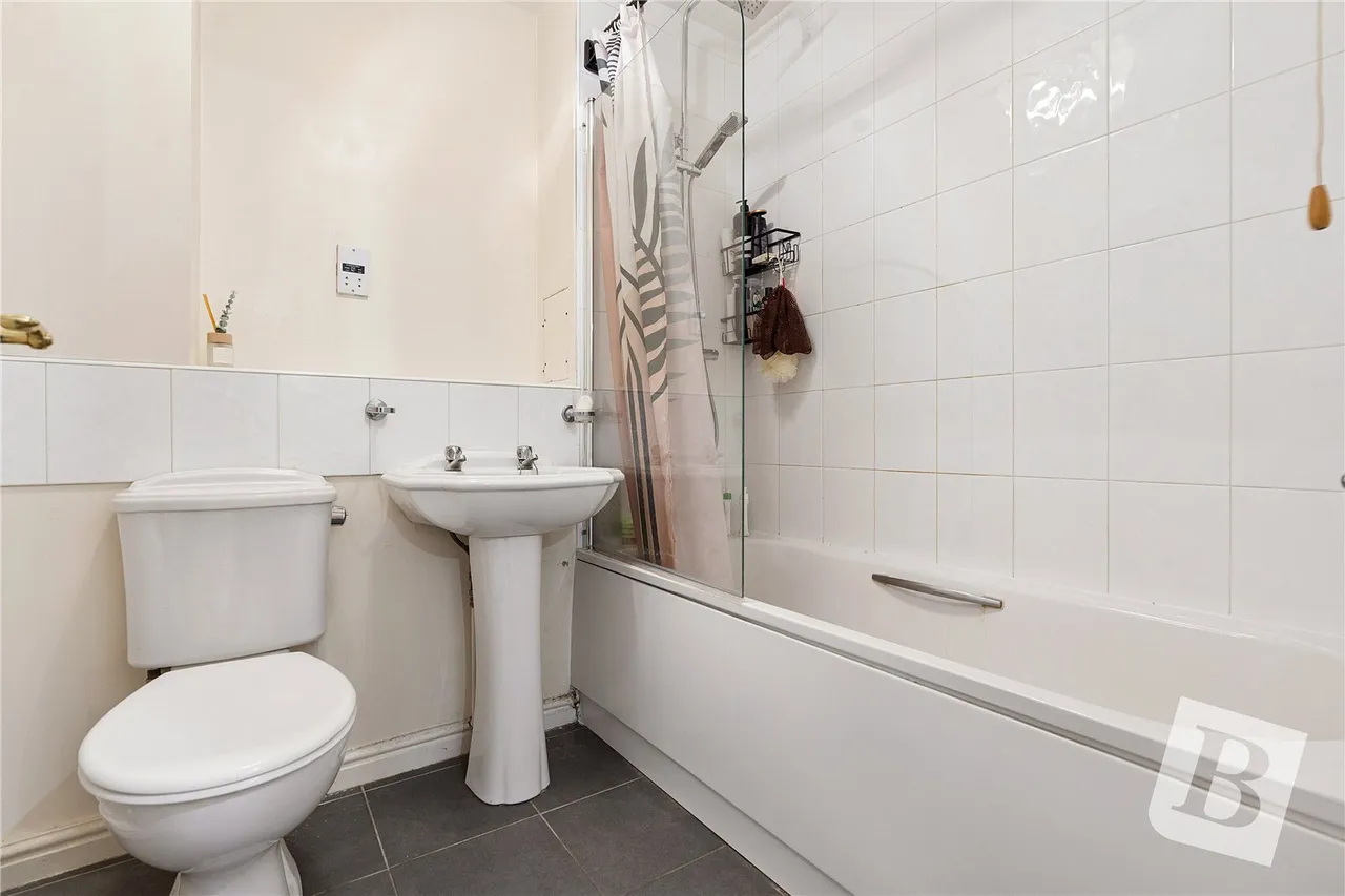Hazel Close, Noak Bridge, SS15, photo 6