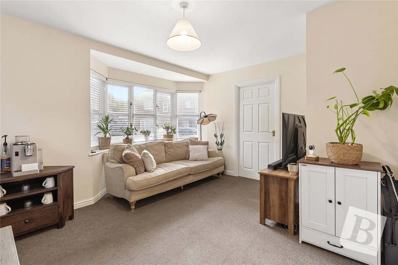 Hazel Close, Noak Bridge, SS15, photo 7