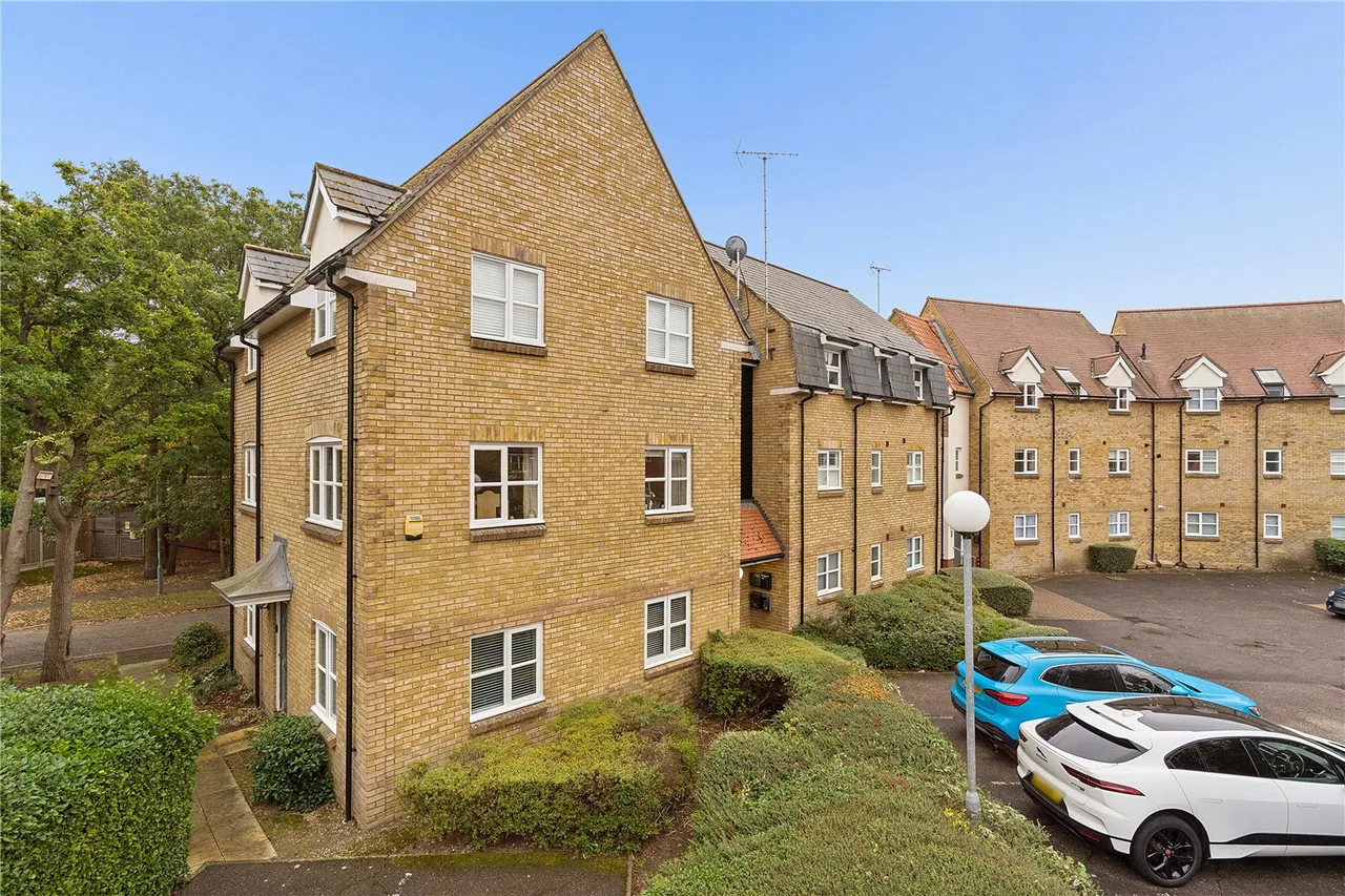 Hazel Close, Noak Bridge, SS15, photo 8