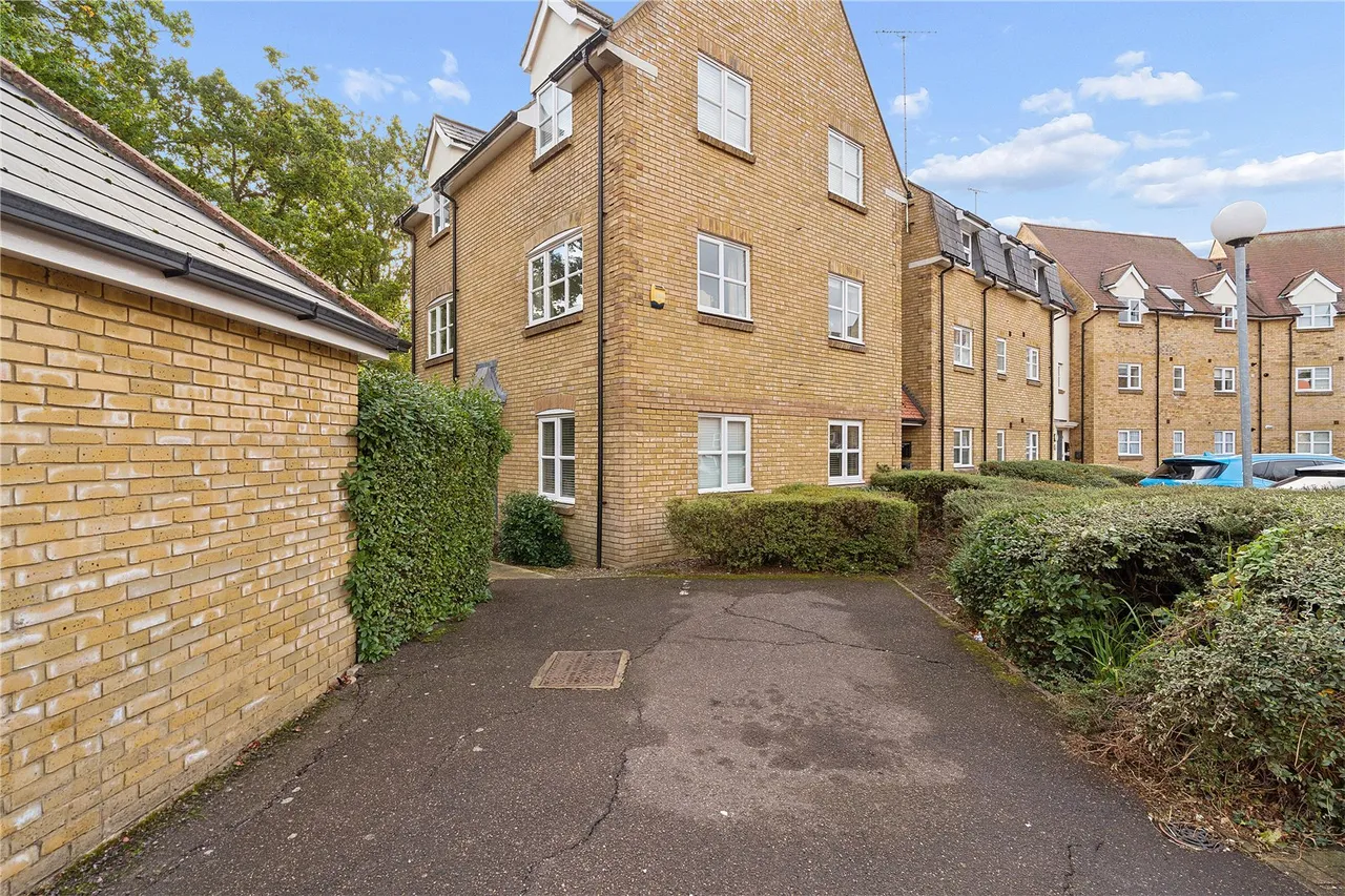 Hazel Close, Noak Bridge, SS15, photo 9